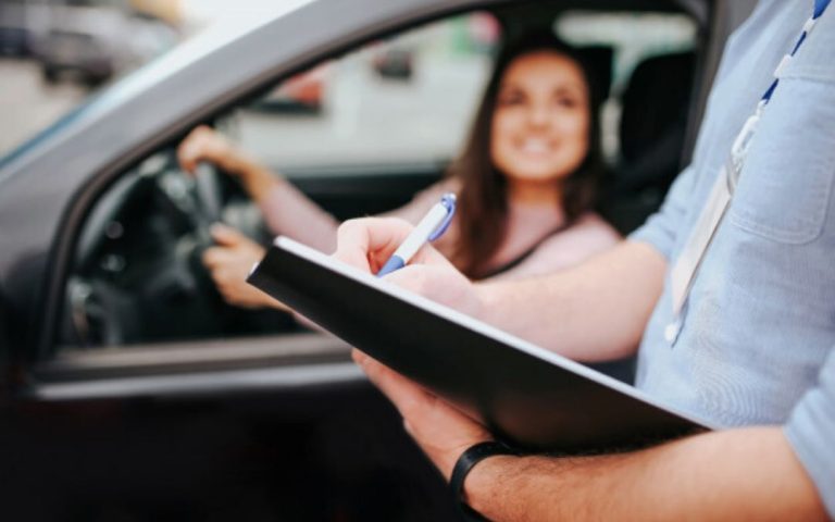 Noleggio Lungo Termine neopatentati: ragazza in auto ed esaminatore|Renault Clio: auto per neopatentati|Fiat 500X: auto per neopatentati