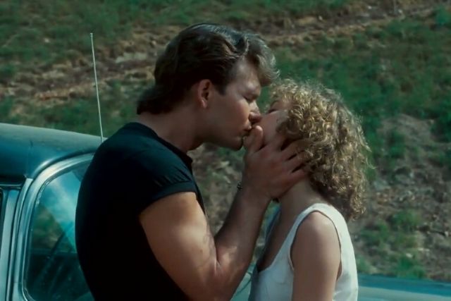 Dirty Dancing: Johnny e Baby si baciano davanti ad una Chevrolet Bel Air