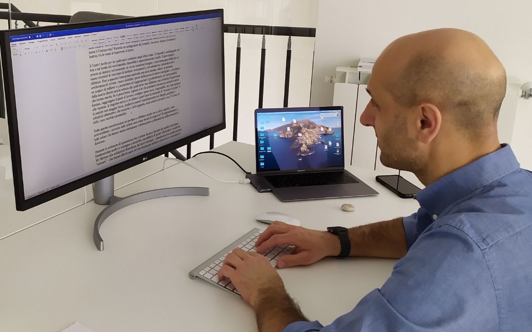 Lettera di un noleggiatore: Davide Calloni di Rent&Drive mentre scrive al computer