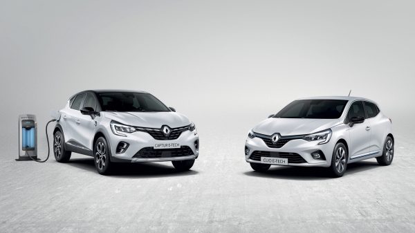 Renault Clio E-Tech a destra e Renault Captur E-Tech plug-in a sinistra